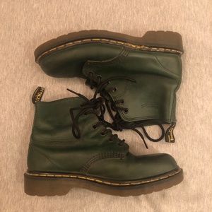 Vintage Green Doc/Dr Martens–6 eyelets, made in UK